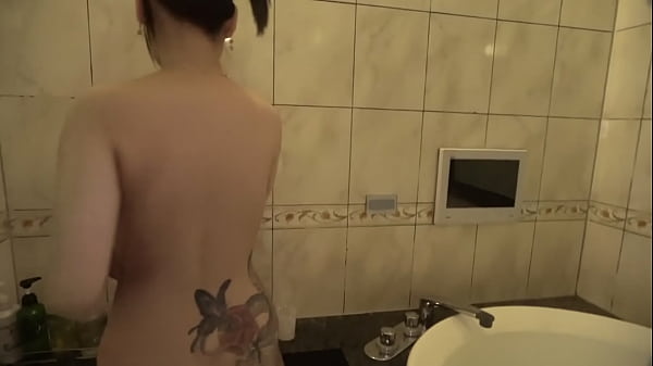 Play MP4 - ハメ撮り　美肌おっぱいとすべすべのお尻を持つ美女JDとSEX。男の顔に乗りクンニ。激しすぎる杭打ち騎乗位がエロい。パイパンマンコに中出し。