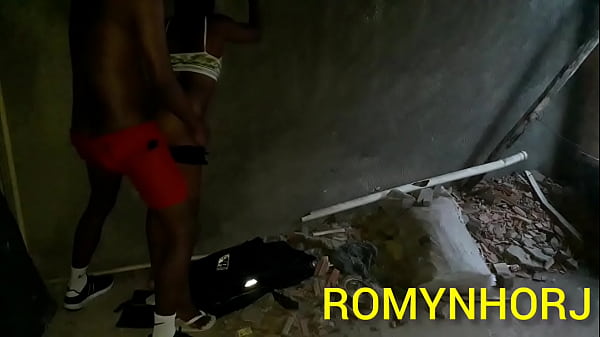 Play MP4 - MORENO DA FAVELA DO  RIO DE JANEIRO ESTAVA FAZENDO CAMINHADA&comma;E ENCONTROU UMA SAFADINHA QUE ADORA FUDER NA RUA