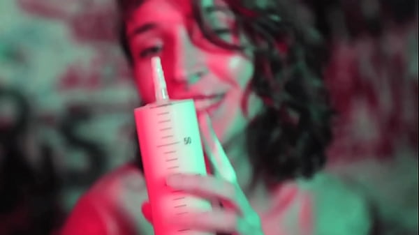 Usei Uma Seringa Enorme Para Injetar Mijo E Chantilly No Meu Cuzinho thumbnail