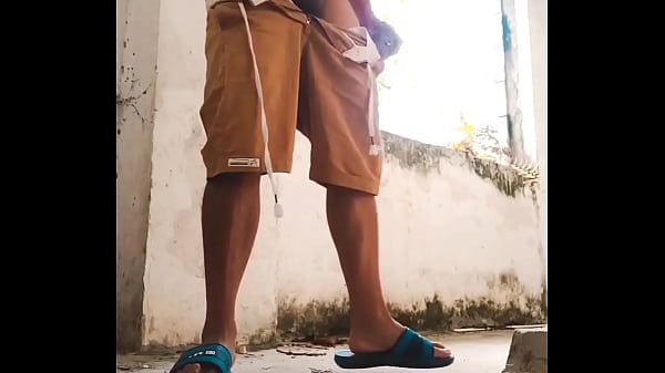 在废弃的楼房里射精玩屌潮喷潮吹 