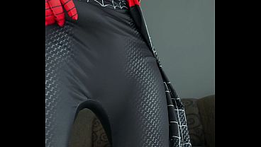 Homem Aranha Gostoso Dotado Gozando Bastante Na Live thumbnail