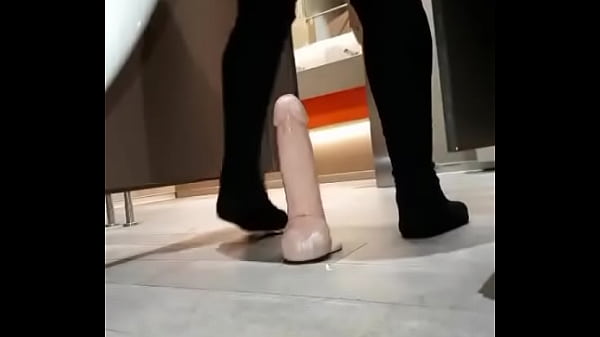 Reymisterio422 - Me puse a montar mi Dildo XXL en un ba&ntilde;o p&uacute;blico casi me pillan - 1000328572 - May 22, 2025 