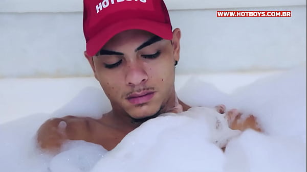 Teen dando pro amigo na banheira 