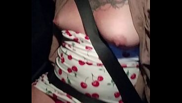 Arelyb tocada por el chofer durante viaje