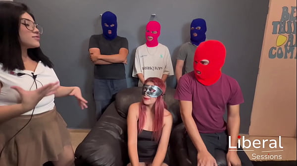 Flaquita hotwife jugando botella con singles y su cornudo esposo le mama la verga a todos 