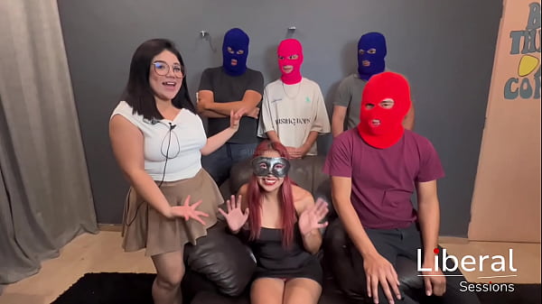 Flaquita hotwife jugando botella con singles y su cornudo esposo, le mama la verga a todos