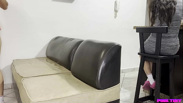 Mi Padrastro me hace Masajes De tras de mi Mami_cuando ella esta Estudiando_concentrada