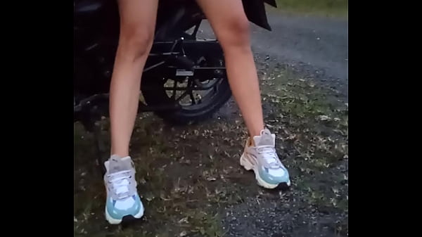 enseñando sus tetas y coño en publico