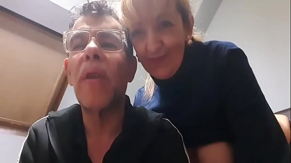 A 4 patas follandola y lefandola toda encima de su braga