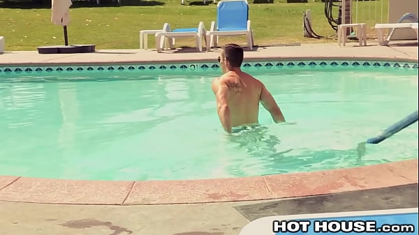 Hot Swimmer Seduces Str8 Stranger 