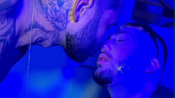 Neg&atilde;o leitando o puto branquelo. 