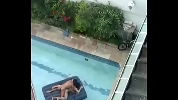 Play MP4 - Caiu na net&comma; trepando na piscina&period;