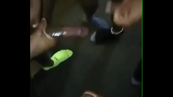 rapazes negros Bronha em grupo 