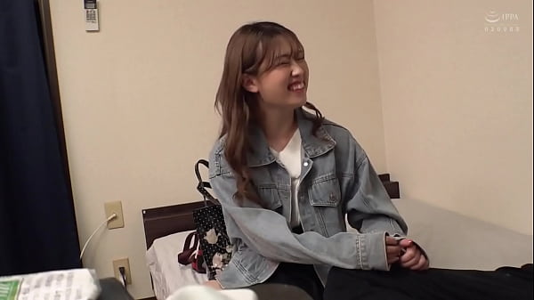 自宅に呼んだ新人デリヘル嬢が大当たり。大人しそうなゆるフワ系。いい意味でデリ嬢っぽくなさが良き。シャワーを浴びたら早速上目遣いでのフェラ&乳首責めでご奉仕 thumbnail