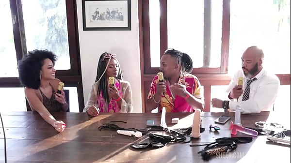 Eles tentam trabalhar a quest&atilde;o do preconceito, por ser muito grande ainda no meio, e j&aacute; transaram em lugares p&uacute;blicos - Casal Black RJ (SHEER/RED) 