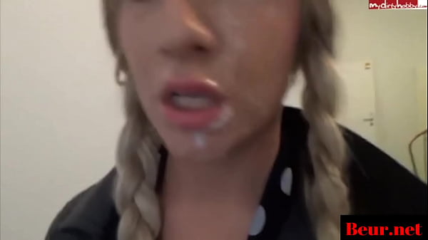 je vais au marché avec du sperme sur le visage