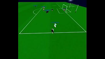 Menor cruzando a bola