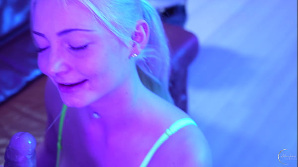 Nonton J'offre Une Belle Et Jeune Blonde &agrave; La Forte Poitrine Et Au Visage D'ange &agrave; ... thumbnail