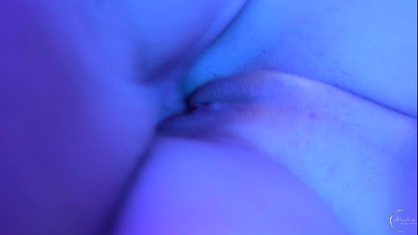 J'offre une belle et jeune blonde &agrave; la forte poitrine et au visage d'ange &agrave; 