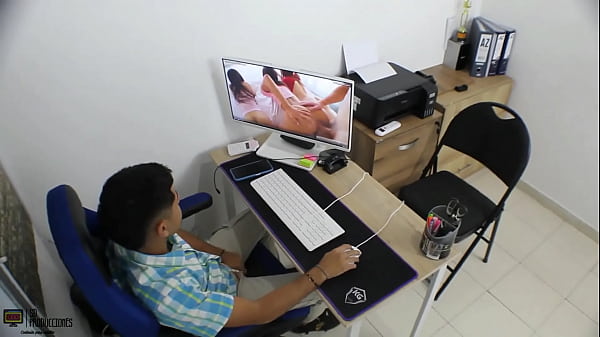 Hermosa Morena Es Follada Por El Cachondo De Su Jefe En La Oficina thumbnail