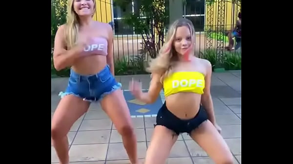 Gostosa Dan&ccedil;ando Funk Sua Amiga thumbnail