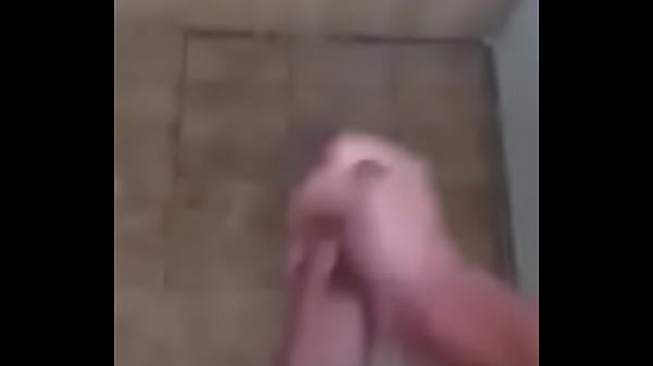 Punheta no chuveiro da academia c gozada