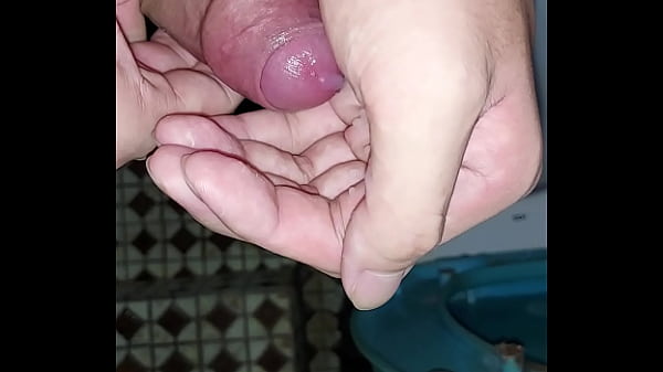 Play MP4 - jerk in the bathroom