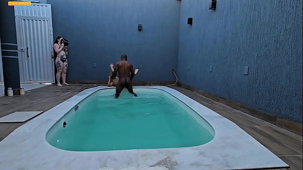 CHAMOU PRA_TOMAR BANHO DE PISCINA MAS QUERIA FUDER_E FAZER_VIDEO