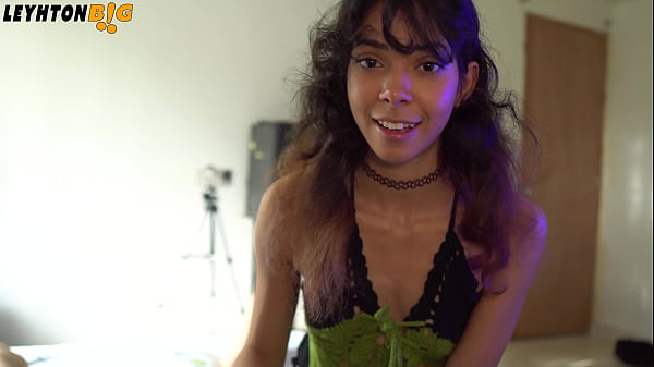 Vecina estaba practicando boxeo y me noquea me consuela chupandome la verga y montandola pov