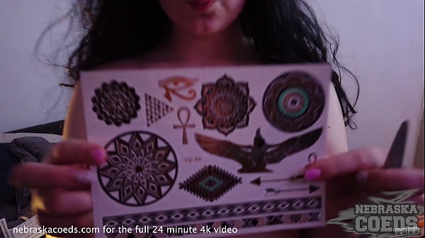 Nonton Pretty Chicks Letting Me Lick Their Pussies On Holiday thumbnail