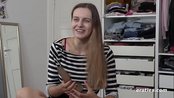 Play MP4 - Germanistikstudentin Lauren reitet gen&uuml;sslich ihren Dildo