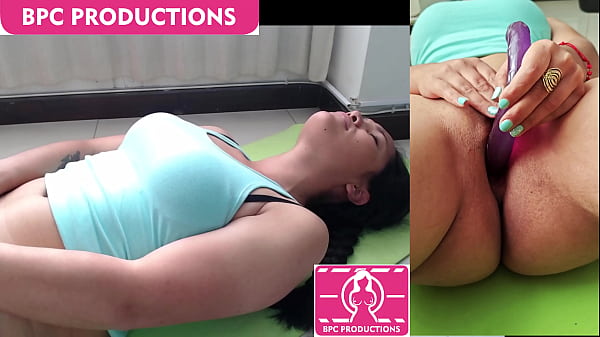 Hera cheeks quiere aprender a hacer yoga pero no puede contener las ganas de masturbarse 