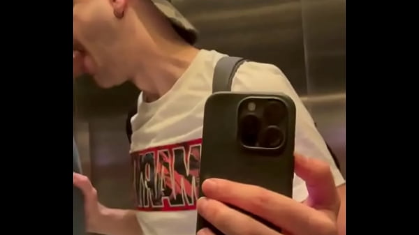 Mamadota en el ascensor 