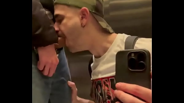 Mamadota en el ascensor