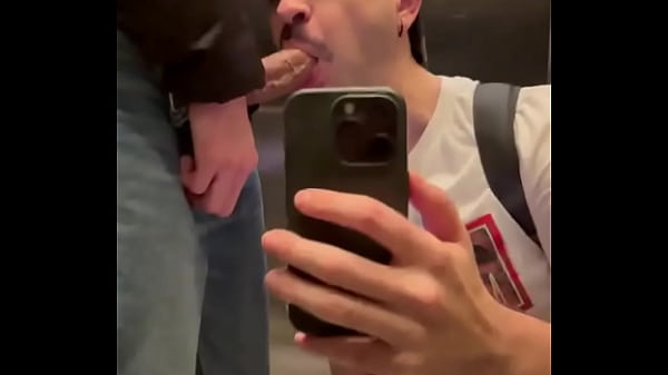 Mamadota en el ascensor 