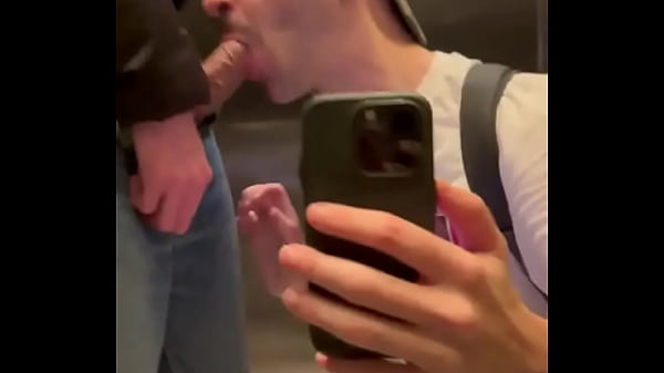 Mamadota en el ascensor 