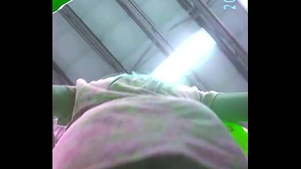 por baixo da saia da gravidazinha 