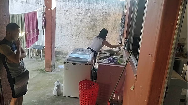 Play MP4 - esposa saiu e a empregada n&atilde;o resistiu ao meu pau ereto