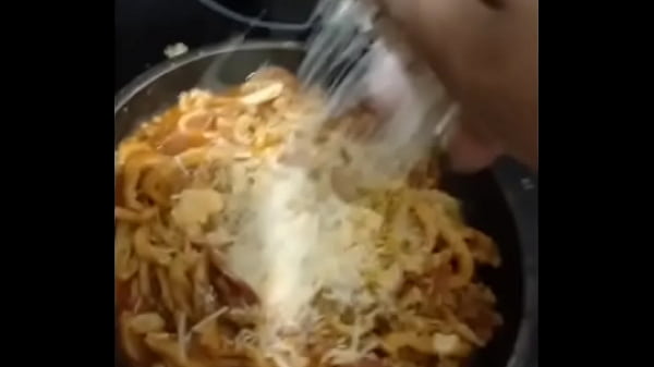 Cocinando pasta con aceite de artesal