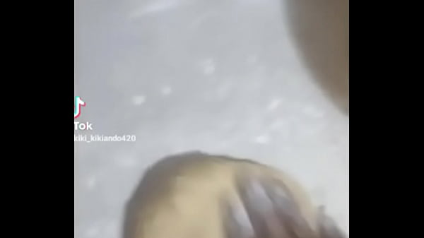 Cocinando pasta con aceite de artesal 