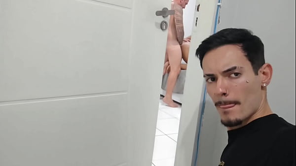 Fomos pegos no flagra pelo amigo do meu marido!! 