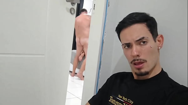 Fomos pegos no flagra pelo amigo do meu marido