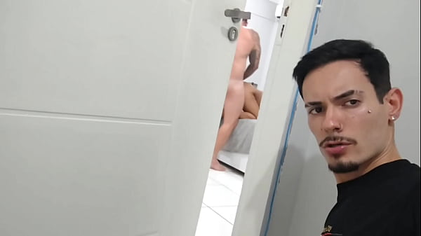 Play MP4 - Fomos pegos no flagra pelo amigo do meu marido&excl;&excl;