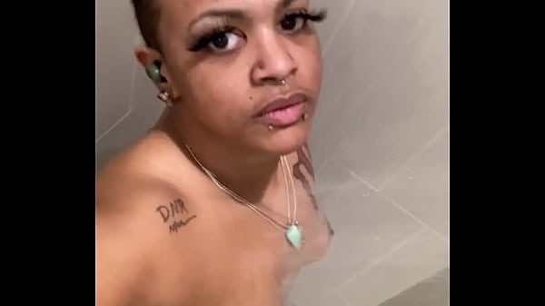 Play MP4 - Showering at the gym with Bobbi Jo88