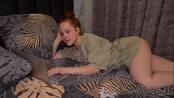 Nonton Redhead Gymnast And Slippery Shower thumbnail