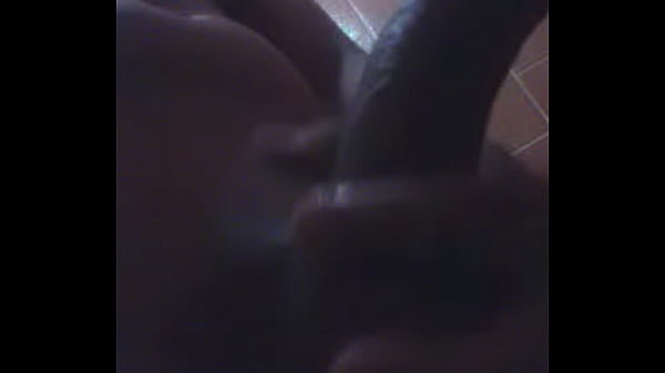 Batendo punheta e gozando no banheiro