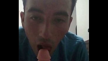 JUGANDO CON MI CULITO CON UN DILDO 2 