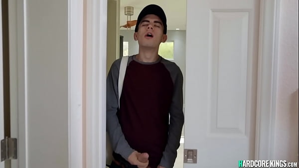 CheatingMILF bombshell_fucks paperboy