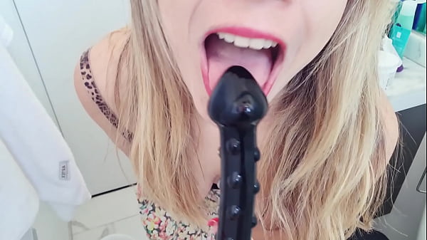 Loira Gostosa Fazendo Boquete thumbnail