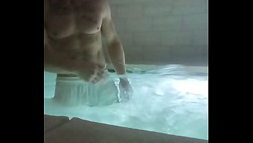 Play MP4 - Muscle Man Public Jacuzzi